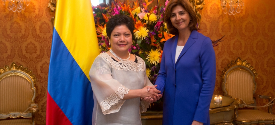 Bogotá (jul. 10/18). En el Palacio de San Carlos, la Embajadora de Filipinas concurrente para Colombia, Marichu Mauro, presentó Cartas Credenciales a la Ministra de Relaciones Exteriores de Colombia, María Ángela Holguín.