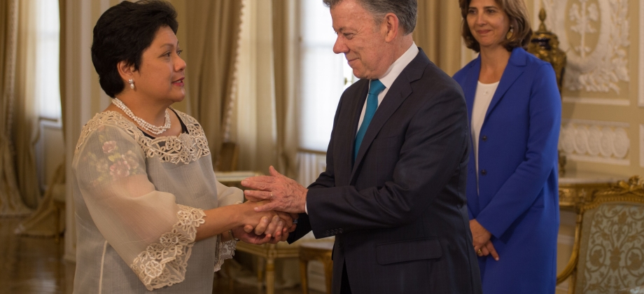 Embajadora de la República de Filipinas, concurrente para Colombia, presentó cartas credenciales al Presidente Santos