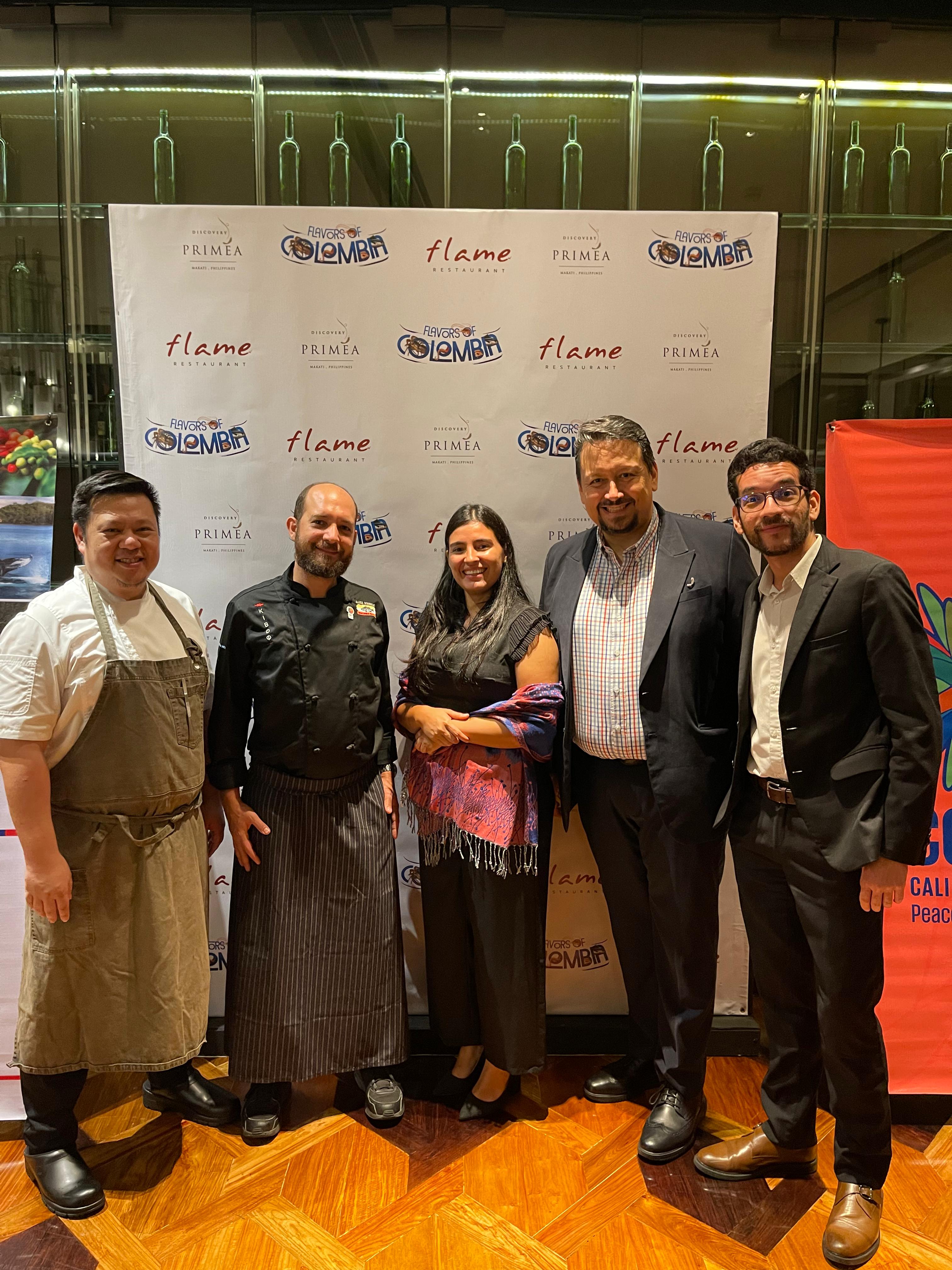 Equipo Discovery Primea, con el chef y el equipo de la Embajada.