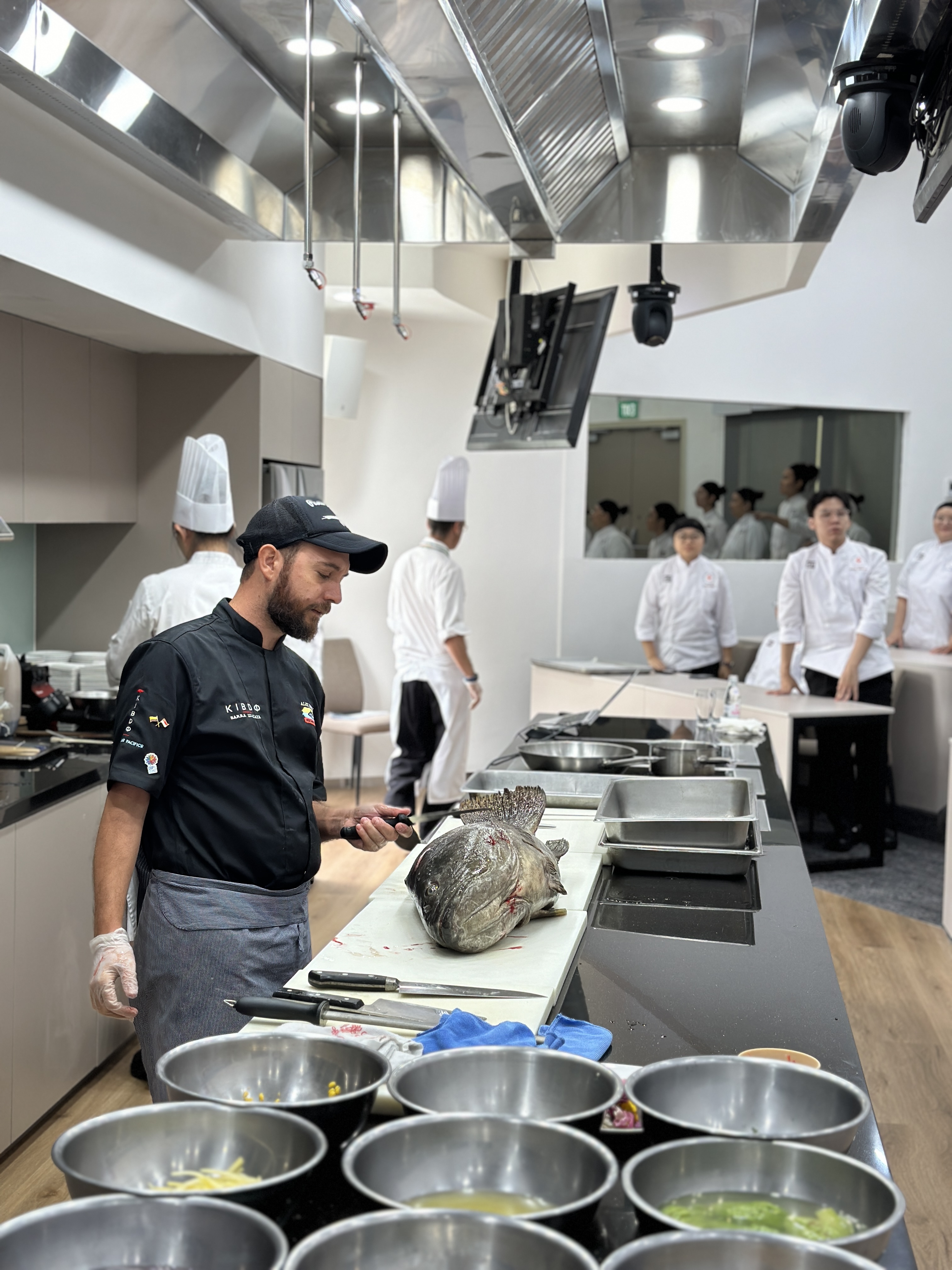 El Chef Nessim impartió una clase para los alumnos de la Universidad SIngapore Institute of Techonolgy.