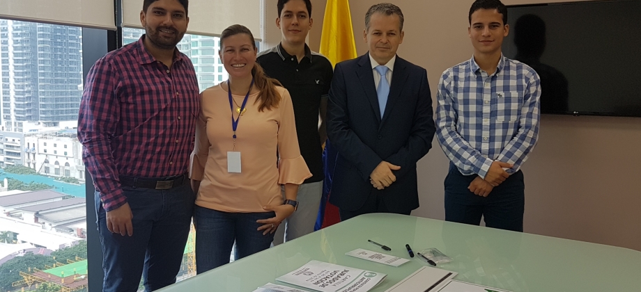 La votación para la Consulta Popular Anticorrupción abrió con normalidad en la Embajada de Colombia en Filipinas