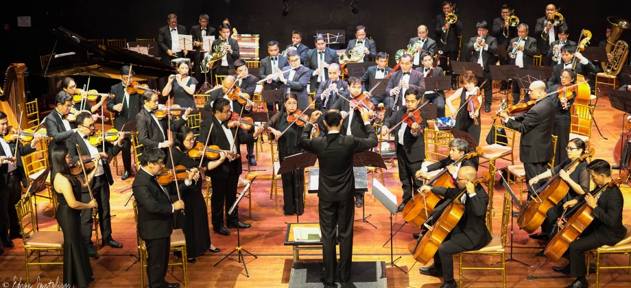 Alejandro Roca dirigió a la Orquesta Filarmónica de Filipinas en la celebración del Bicentenario de la Independencia de Colombia en Manila