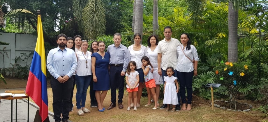 Con un minuto de silencio y la siembra de un árbol la Embajada de Colombia en Filipinas y su sección consular recordaron a las víctimas del conflicto 